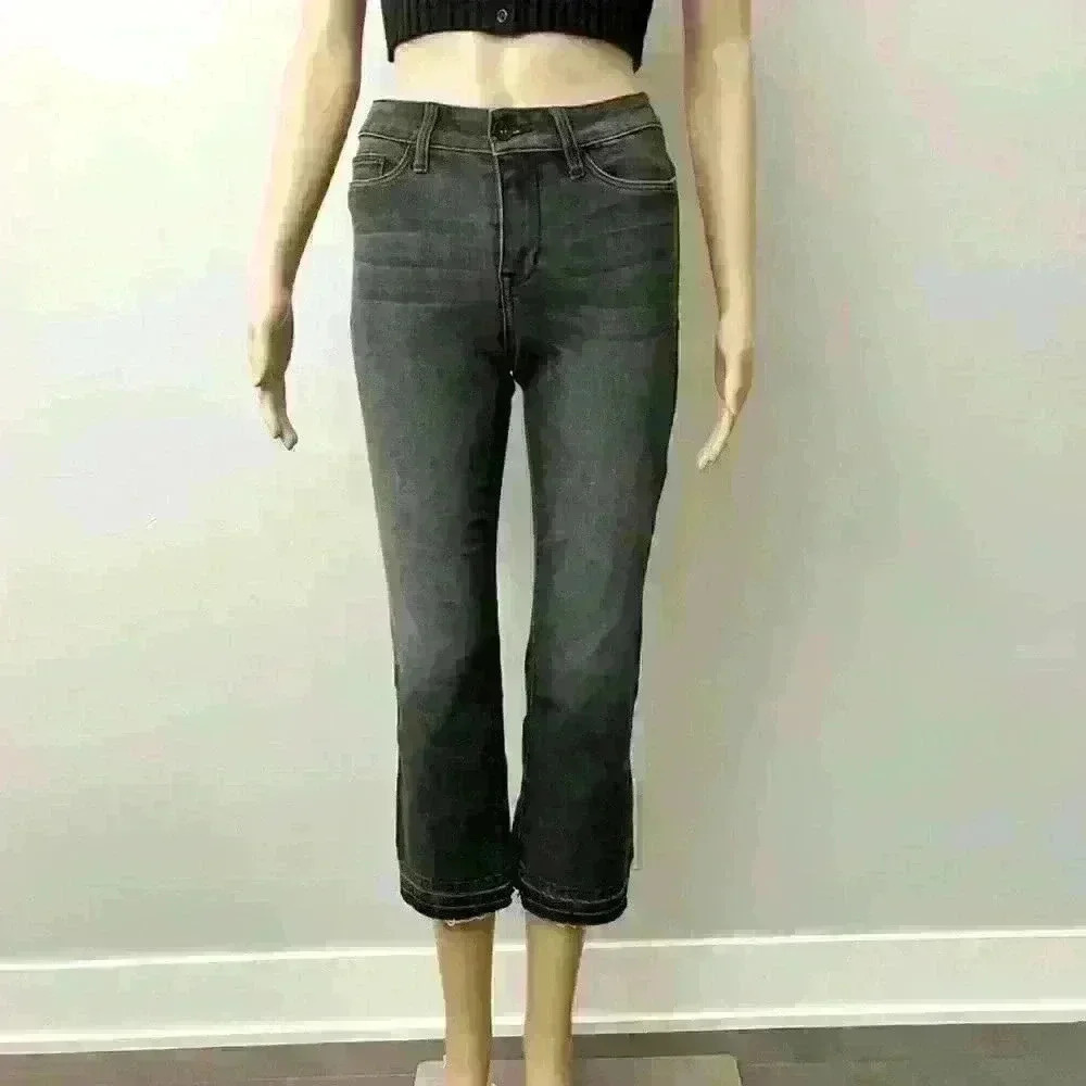 VERO MODA Flared Bootcut Gray Black
Medium Raise Jeans with Raw Hem.